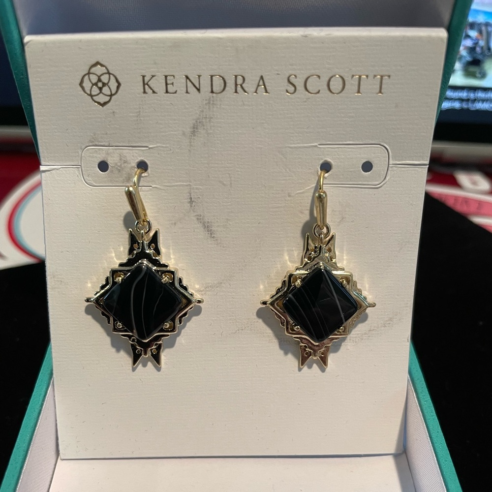 Kendra Scott class drop earring